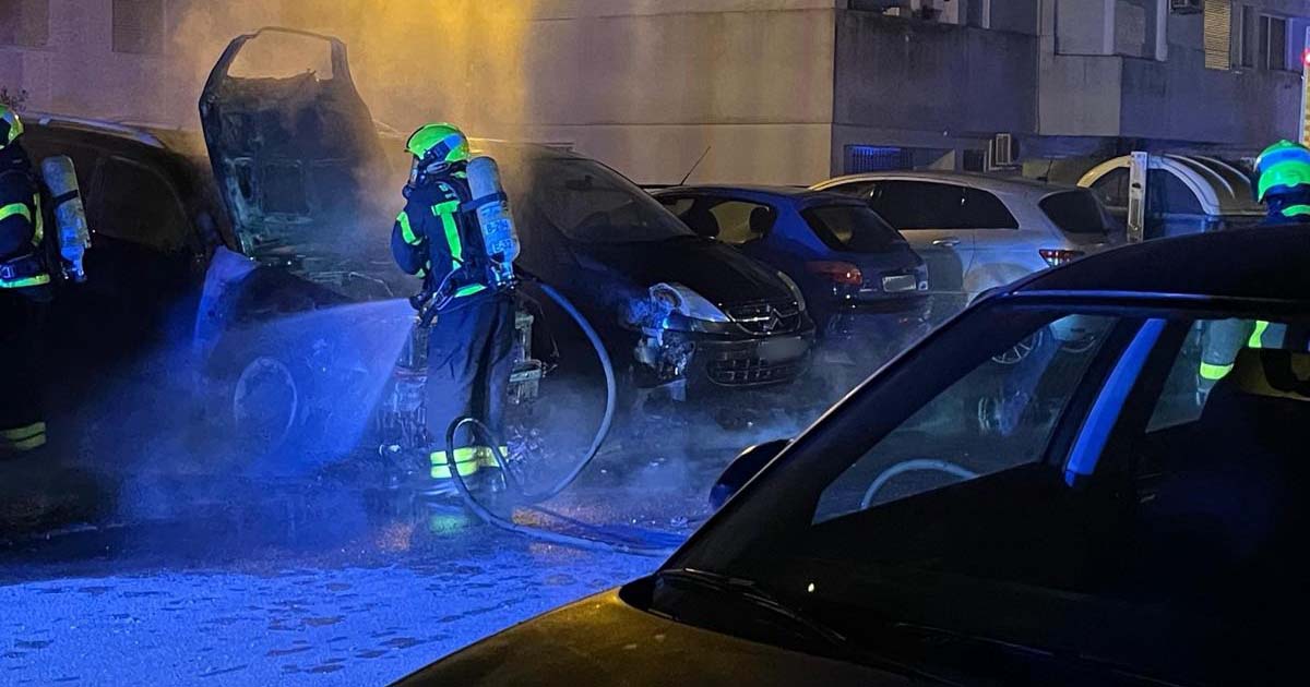 Un coche calcinado y dos vehículos dañados tras un incendio de madrugada en El Puerto