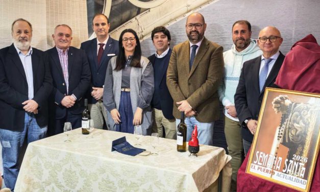 La Semana Santa portuense reconoce a tres cofrades con el Nazareno de Plata en un emotivo acto