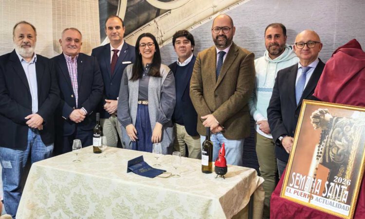 La Semana Santa portuense reconoce a tres cofrades con el Nazareno de Plata en un emotivo acto