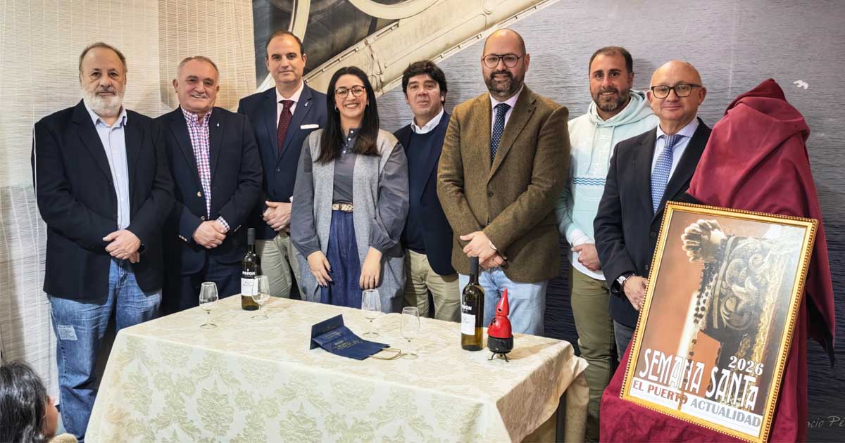 La Semana Santa portuense reconoce a tres cofrades con el Nazareno de Plata en un emotivo acto