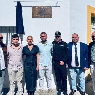 Una placa en la calle Jesús Cautivo recuerda en El Puerto la memoria del agente Sergio Alejo Gallardo