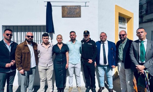 Una placa en la calle Jesús Cautivo recuerda en El Puerto la memoria del agente Sergio Alejo Gallardo