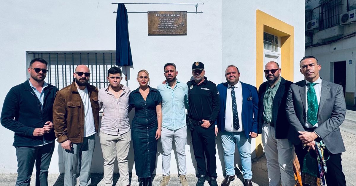 Una placa en la calle Jesús Cautivo recuerda en El Puerto la memoria del agente Sergio Alejo Gallardo
