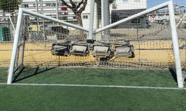 La caída de un poste de luz rompe una portería en un campo de fútbol de El Puerto