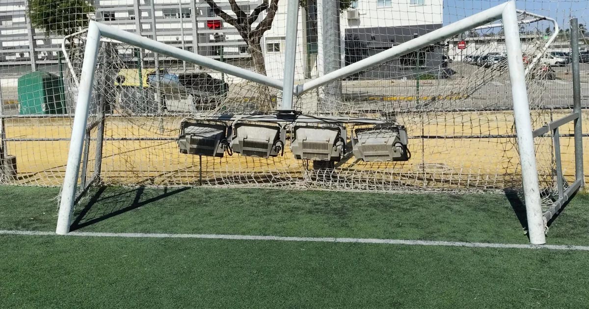 La caída de un poste de luz rompe una portería en un campo de fútbol de El Puerto