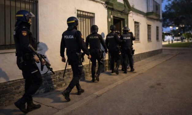 Amplio dispositivo policial en El Puerto con registros por el crimen del hombre hallado calcinado en un coche