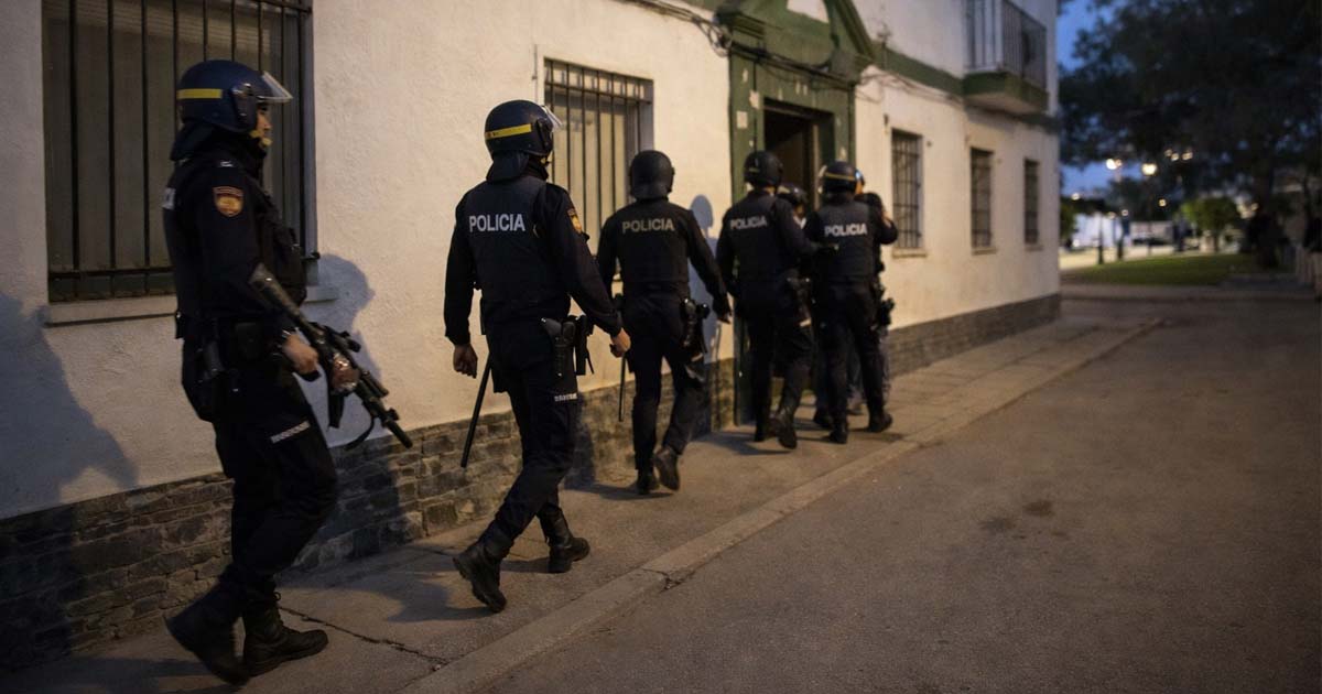 Dos detenidos en una macrooperación policial en El Puerto por el crimen del hombre calcinado en un coche