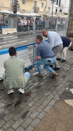 Ayudando en la colocación de vallas.