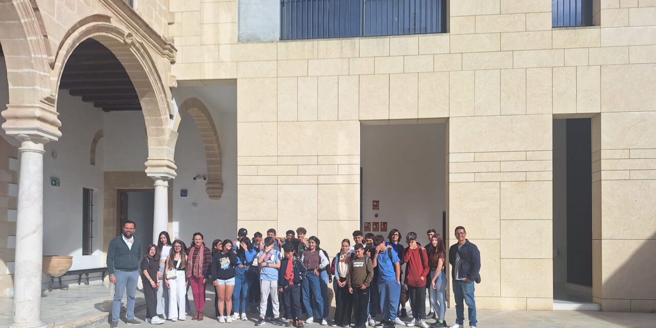 Estudiantes de varios centros participan en visitas didácticas a la exposición de El Hospitalito