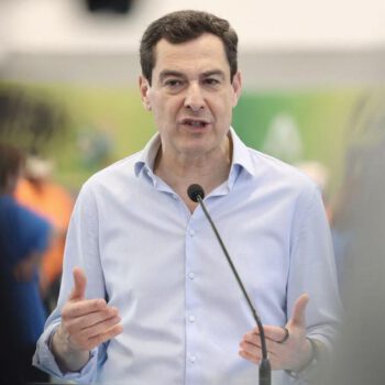 Juanma Moreno sitúa en El Puerto el foco de su campaña con un mensaje claro: gobernar sin pactos