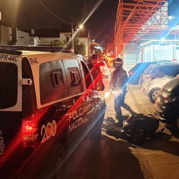 Intenta atropellar a dos policías en El Puerto y acaba estrellado contra un furgón policial