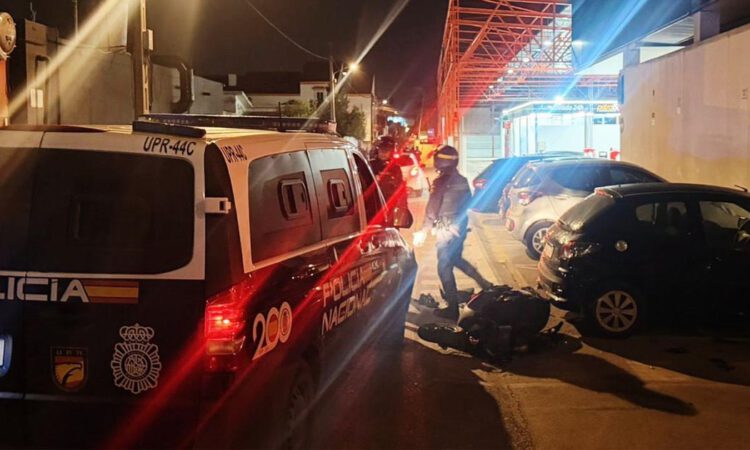 Intenta atropellar a dos policías en El Puerto y acaba estrellado contra un furgón policial