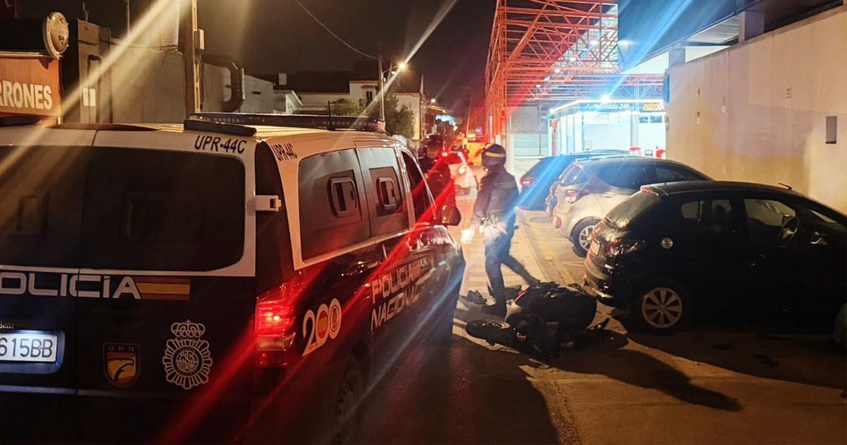 Intenta atropellar a dos policías en El Puerto y acaba estrellado contra un furgón policial