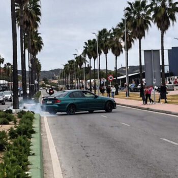 Un coche pierde el control en plena Motorada y deja escenas de tensión en El Puerto