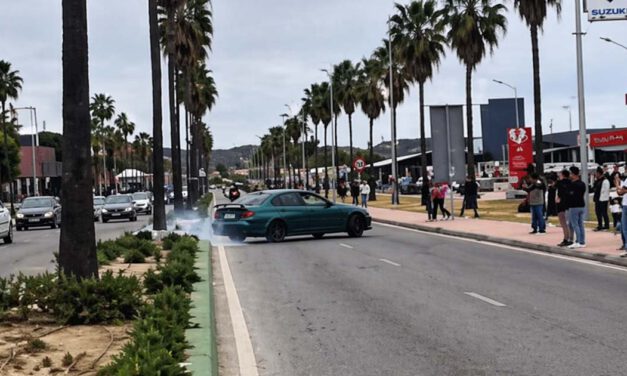 Un coche pierde el control en plena Motorada y deja escenas de tensión en El Puerto