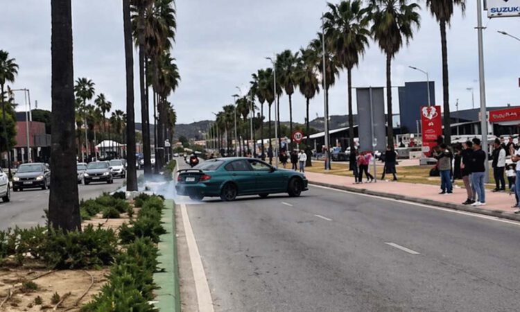 Un coche pierde el control en plena Motorada y deja escenas de tensión en El Puerto