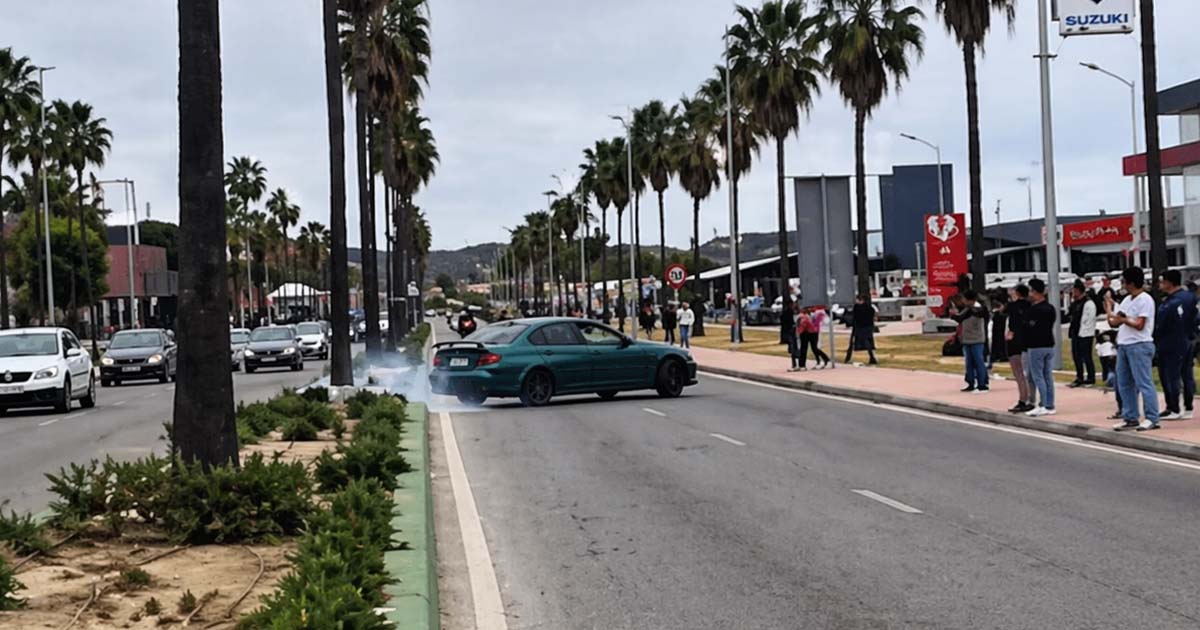 Un coche pierde el control en plena Motorada y deja escenas de tensión en El Puerto