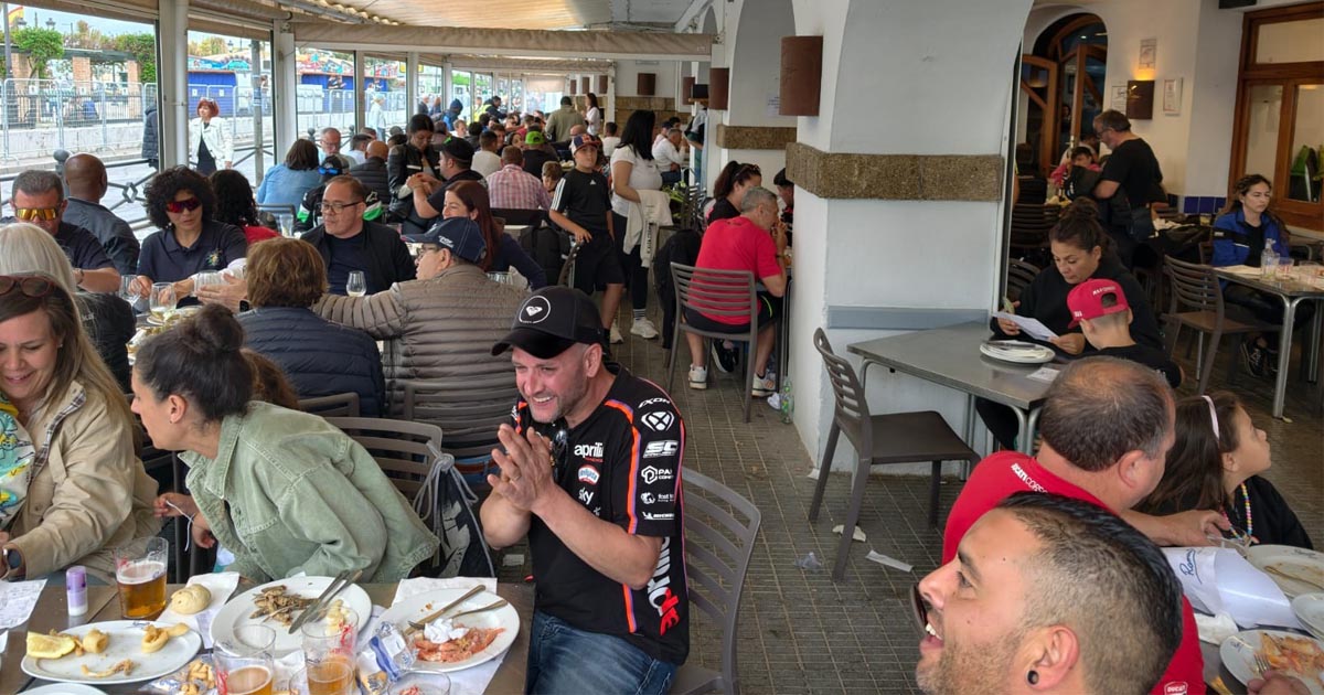 El Puerto vibra con la Motorada: terrazas llenas y hostelería a pleno rendimiento