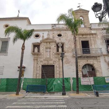 La fachada de la Capilla de Los Afligidos vuelve a quedar al descubierto tras retirarse el andamiaje