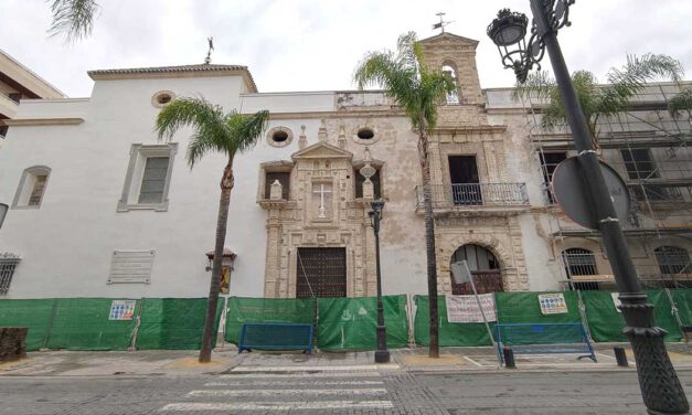 La fachada de la Capilla de Los Afligidos vuelve a quedar al descubierto tras retirarse el andamiaje