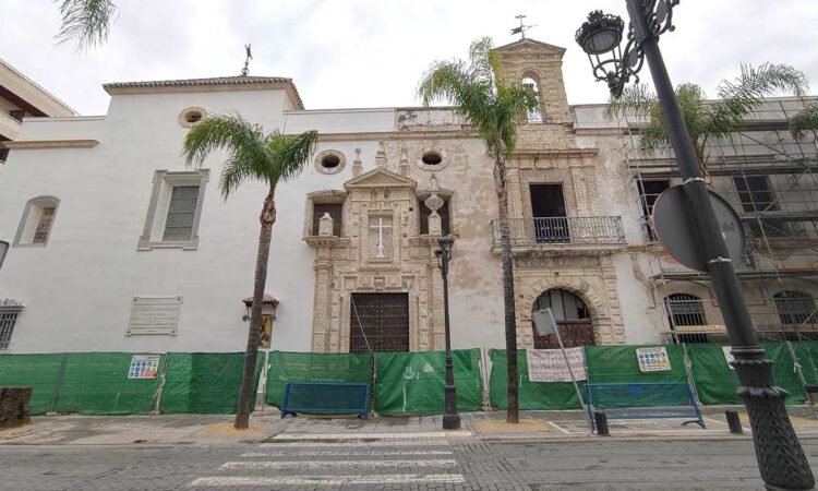 La fachada de la Capilla de Los Afligidos vuelve a quedar al descubierto tras retirarse el andamiaje