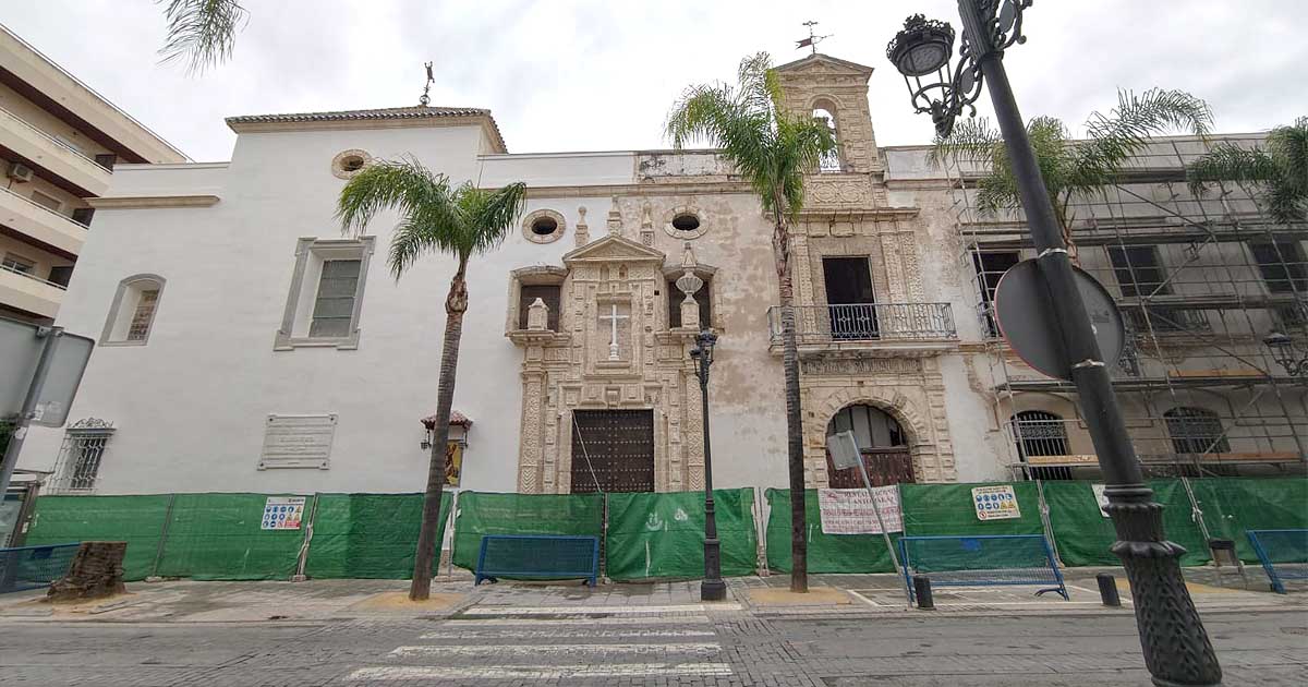 La fachada de la Capilla de Los Afligidos vuelve a quedar al descubierto tras retirarse el andamiaje