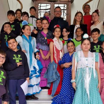 Una sesión plenaria simbólica acerca el Ayuntamiento a escolares en el salón de plenos