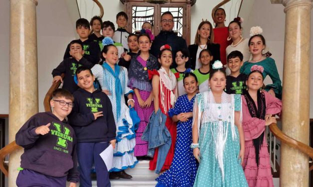 Una sesión plenaria simbólica acerca el Ayuntamiento a escolares en el salón de plenos