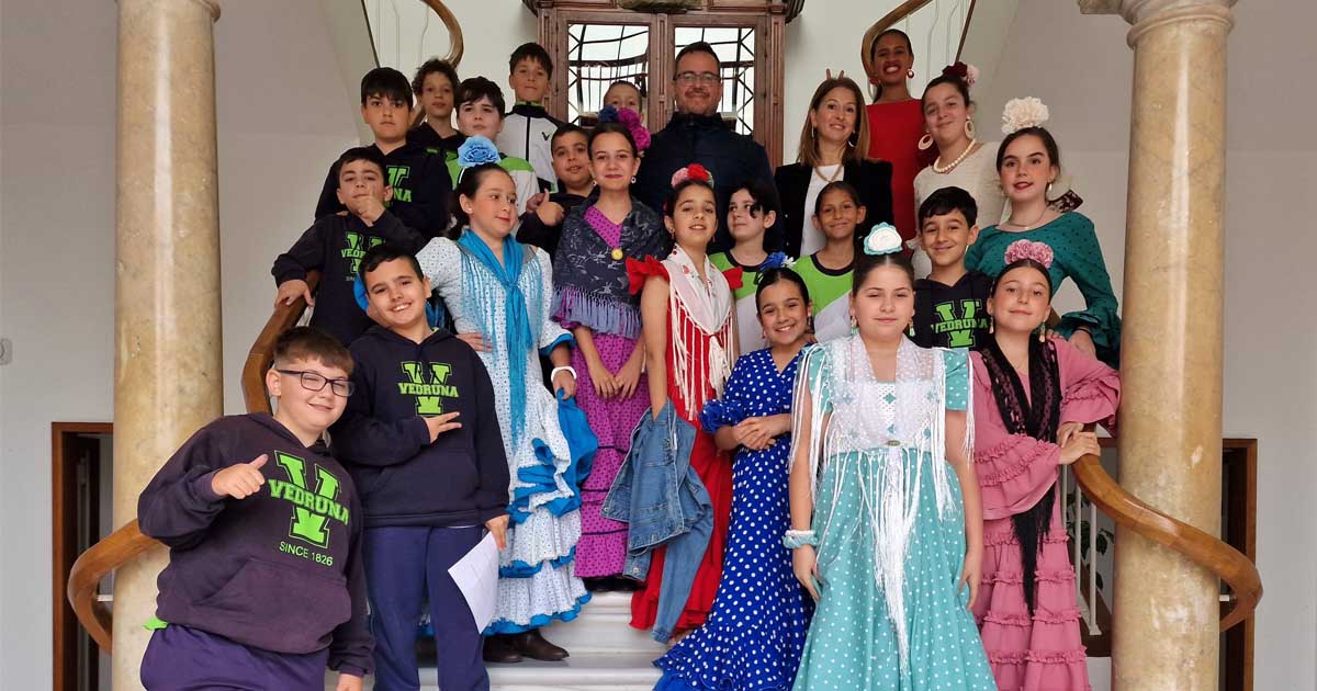 Una sesión plenaria simbólica acerca el Ayuntamiento a escolares en el salón de plenos