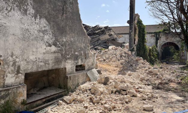 La bodega de La Pastora inicia su demolición interior en El Puerto