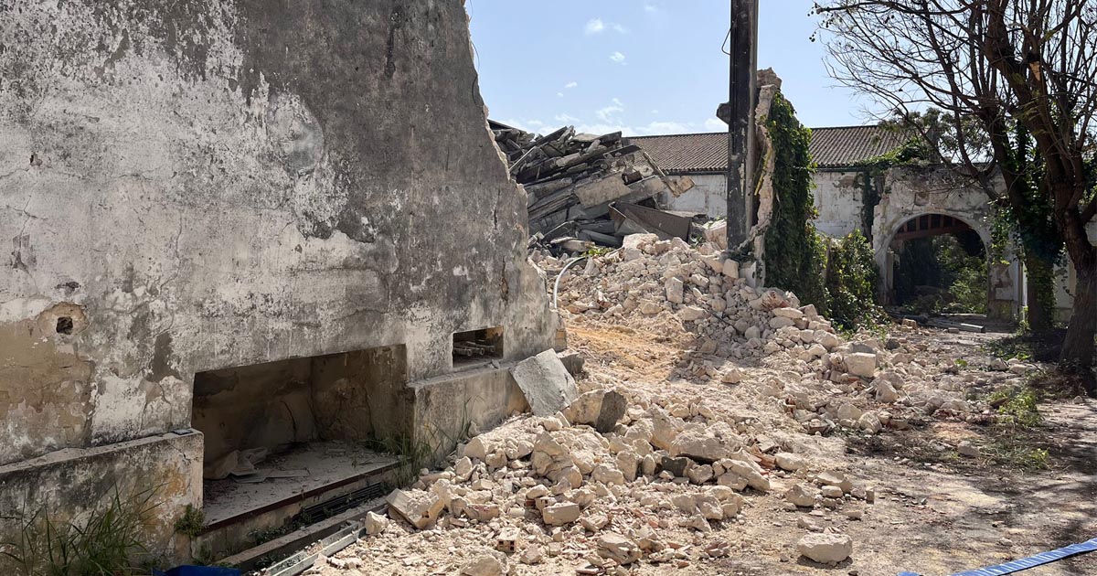 La bodega de La Pastora inicia su demolición interior en El Puerto