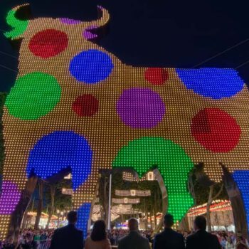 La Feria de El Puerto 2026 arranca con éxito y un toro renovado en el encendido del alumbrado