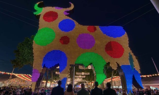 La Feria de El Puerto 2026 arranca con éxito y un toro renovado en el encendido del alumbrado