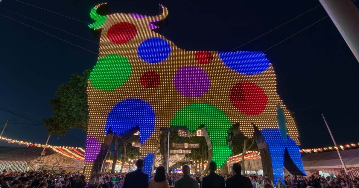 La Feria de El Puerto 2026 arranca con éxito y un toro renovado en el encendido del alumbrado