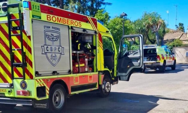 Un incendio en una vivienda de El Puerto moviliza a bomberos y deja una trabajadora atendida