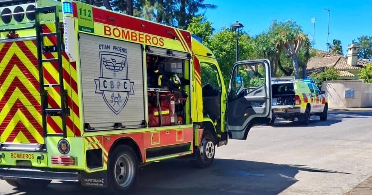 Un incendio en una vivienda de El Puerto moviliza a bomberos y deja una trabajadora atendida