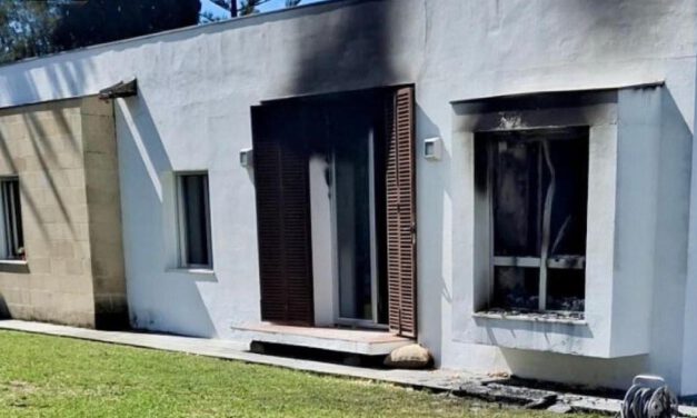 Un incendio en una vivienda de El Puerto moviliza a bomberos y deja una trabajadora atendida