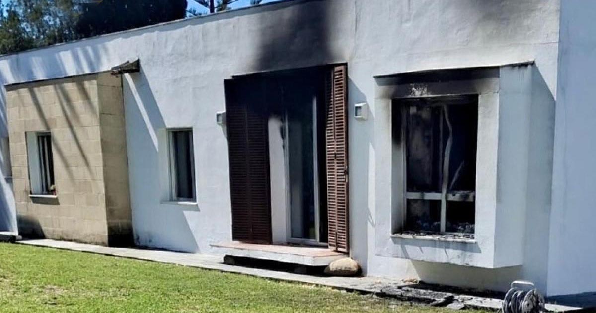 Un incendio en una vivienda de El Puerto moviliza a bomberos y deja una trabajadora atendida