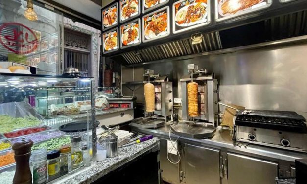 Trabajar por 8.000 euros: investigan una presunta red de explotación en kebabs de El Puerto