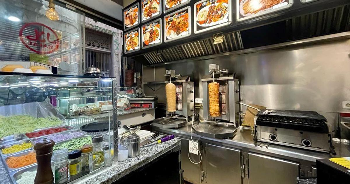 Trabajar por 8.000 euros: investigan una presunta red de explotación en kebabs de El Puerto