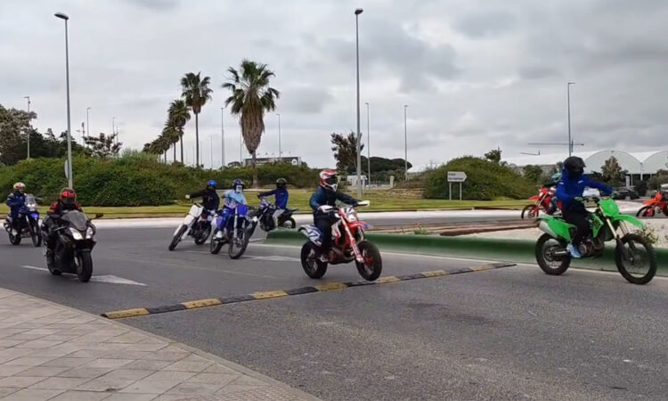 Las motos sin matrícula empañan la Motorada pese al gran ambiente en El Puerto