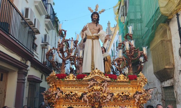 El Resucitado llena de luz y alegría las calles en el cierre de la Semana Santa