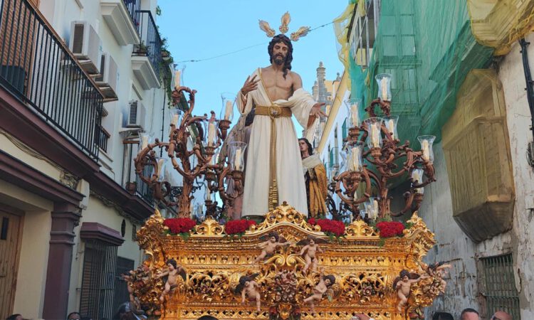 El Resucitado llena de luz y alegría las calles en el cierre de la Semana Santa