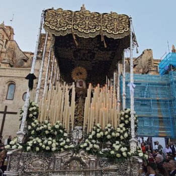 La Soledad recorre el centro histórico en un Viernes Santo de solemnidad y silencio