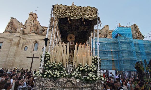 La Soledad recorre el centro histórico en un Viernes Santo de solemnidad y silencio