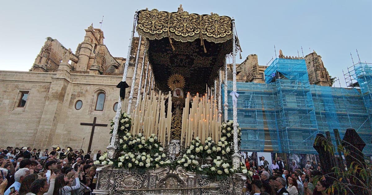 La Soledad recorre el centro histórico en un Viernes Santo de solemnidad y silencio