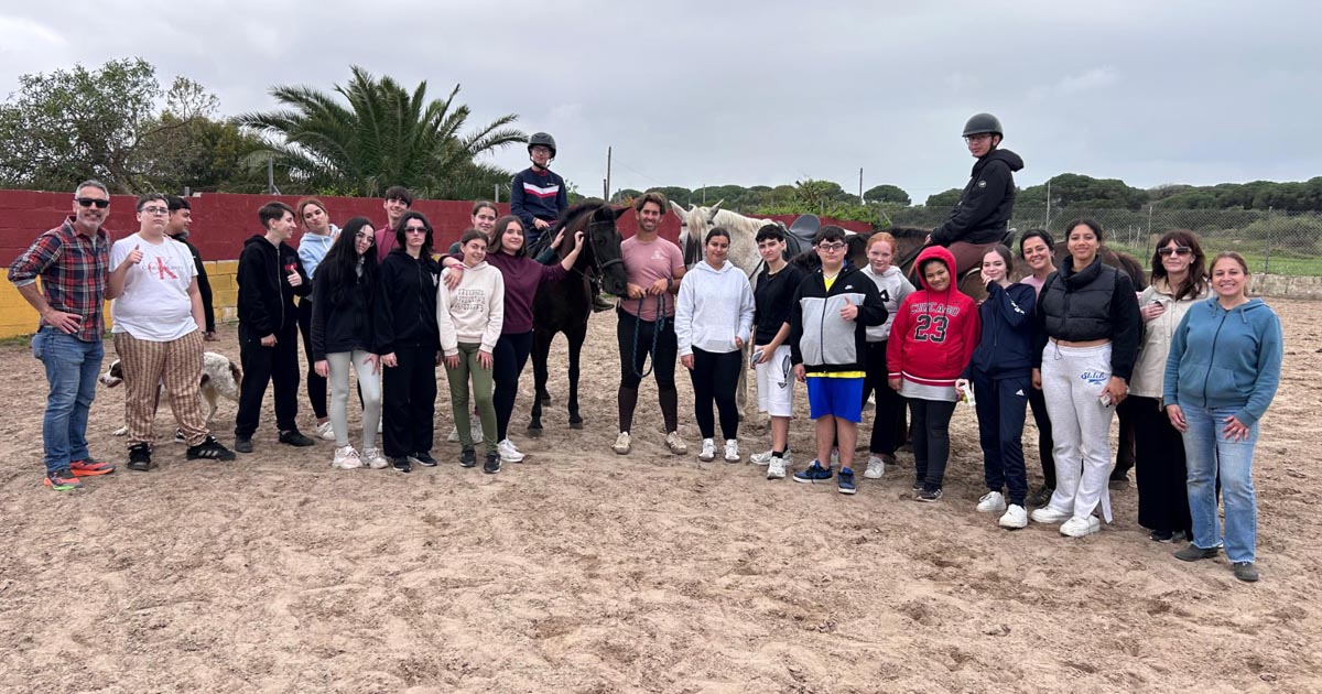 Una jornada en la naturaleza y con caballos refuerza la convivencia y el aprendizaje entre jóvenes