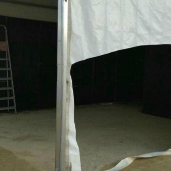 Una caseta amanece rajada en el recinto ferial horas antes del inicio de la Feria