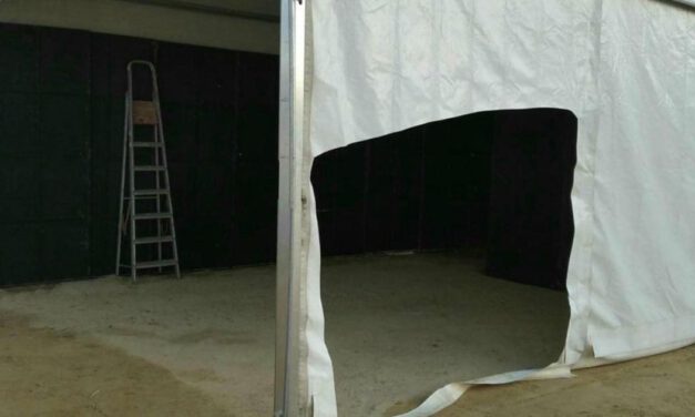 Una caseta amanece rajada en el recinto ferial horas antes del inicio de la Feria