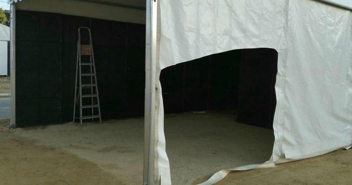 Una caseta amanece rajada en el recinto ferial horas antes del inicio de la Feria